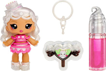 Lipgloss-Puppe im rosa Kleid, Schlüsselanhänger und Lipgloss-Fläschchen