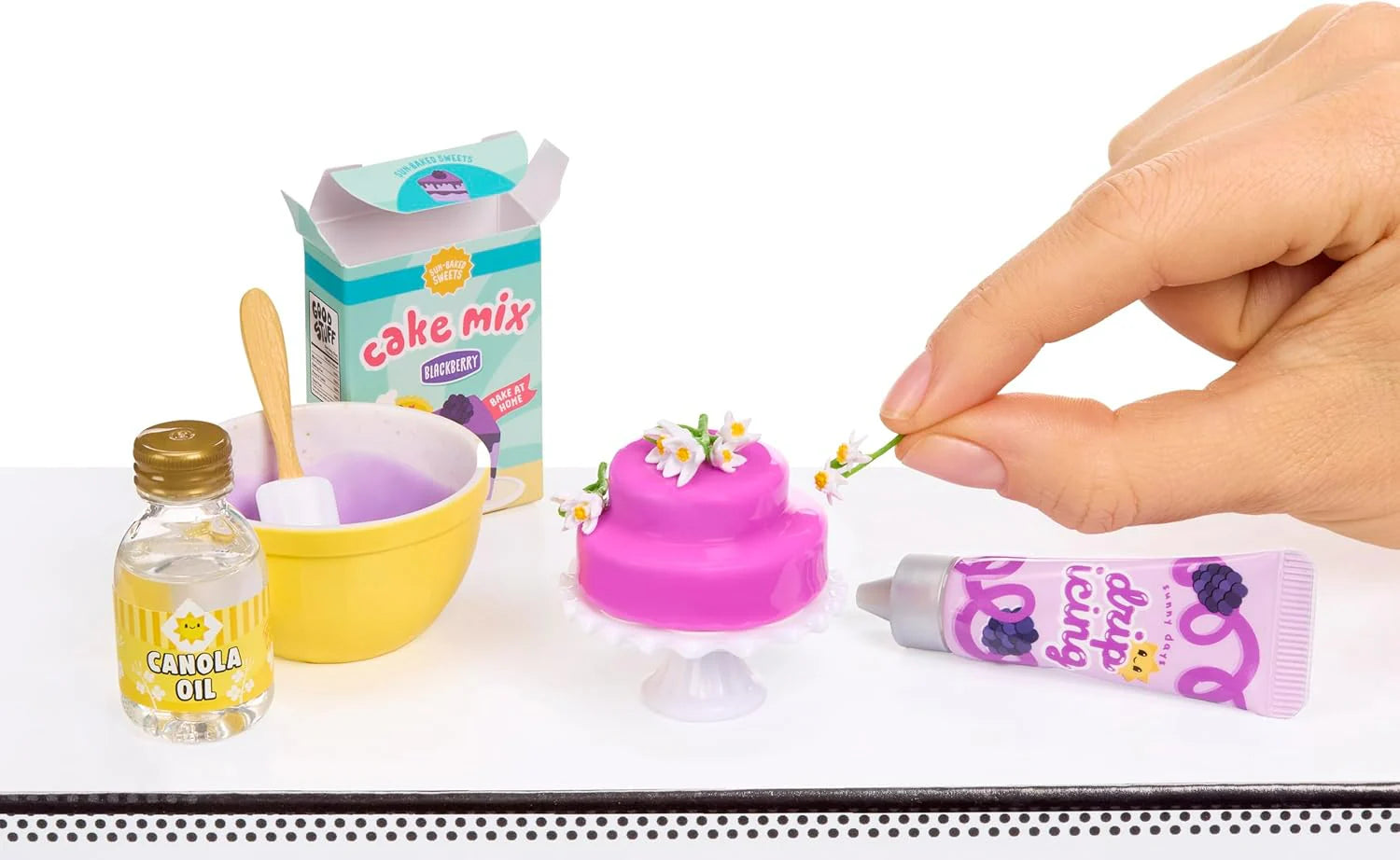 Miniverse Mini-Backset mit lila Kuchenform, Schüssel, Zutatenflasche und Dosentube