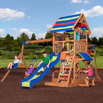 Holz-Spielturm mit buntem Dach, Rutsche und Schaukeln für Kinder