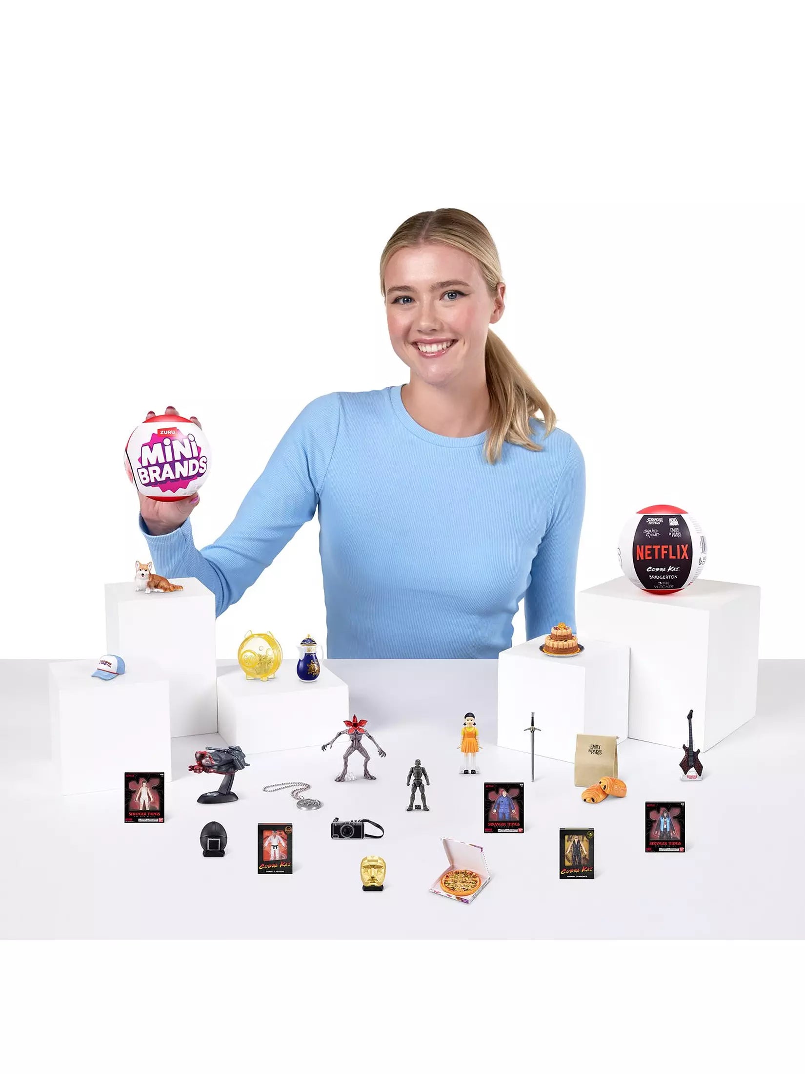 Mini Brands Mystery Capsule Twin Pack: Person mit Kugeln und Mini-Figuren