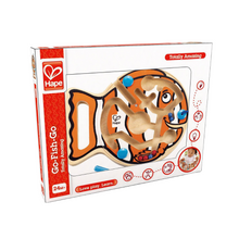 GO-FISH-GO Spielbox von Hape mit Fische-Motiv und Labyrinth-Front
