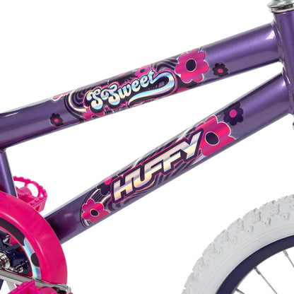 Nahaufnahme: amethystfarbene Fahrradstrebe mit „So Sweet“-Schriftzug und Blumen-Design