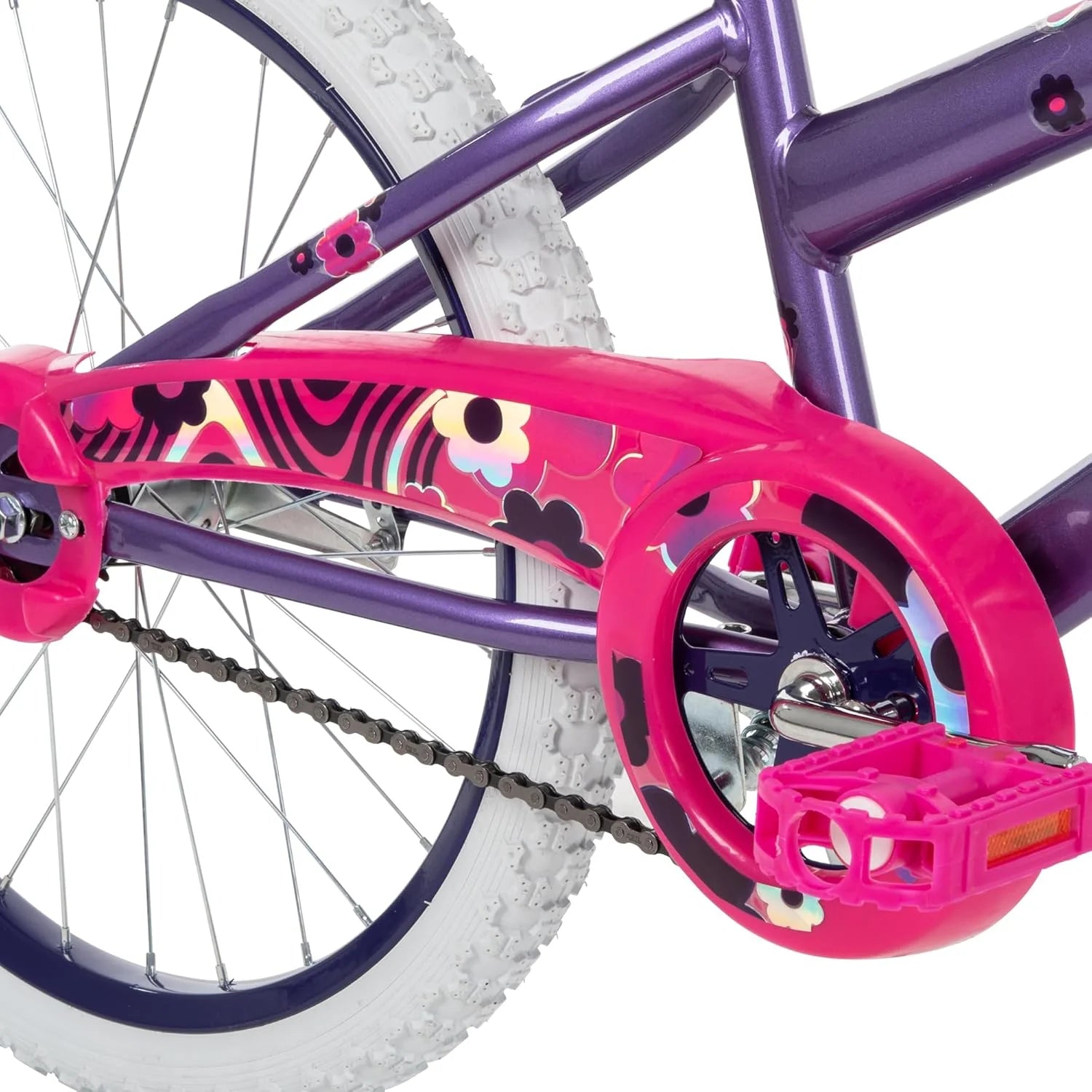 Vorderbereich des Kinderfahrrads: pinker Radschutz, vordere Bremse und Kettenabdeckung