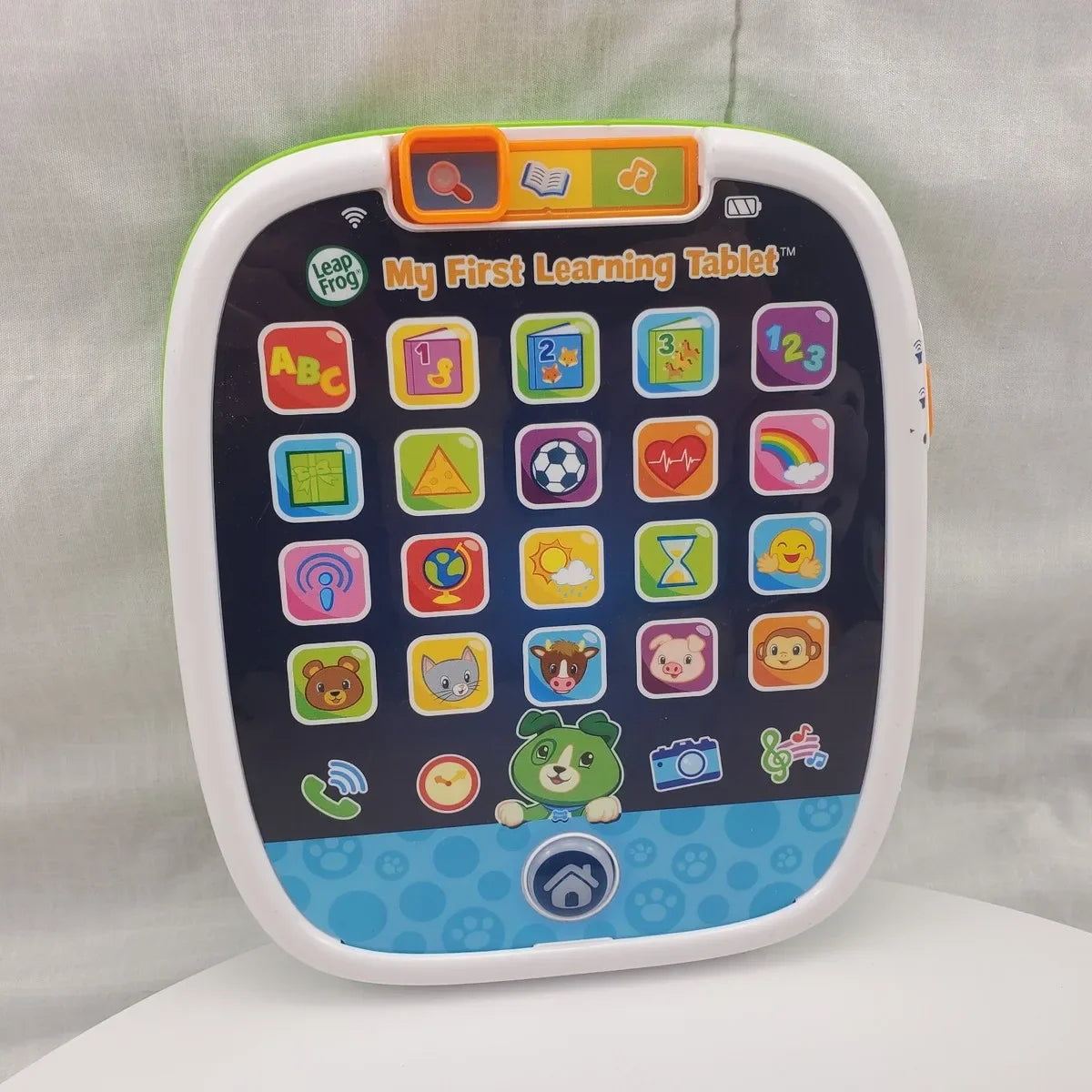 Front of kids learning tablet with ABC, numbers 1–3 and colorful app icons