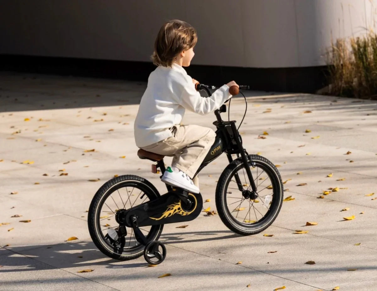 Schwarz-braunes Kinderfahrrad mit 16-Zoll-Laufrädern und orangefarbenen Griffen