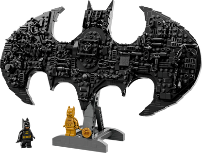 Schwarz-graues Batman-Logo aus LEGO Steinen mit Minifiguren auf Sockel