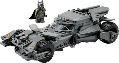 Graues Batmobile-Modell mit technischen Details, vordere Ansicht und Batman-Minifigur