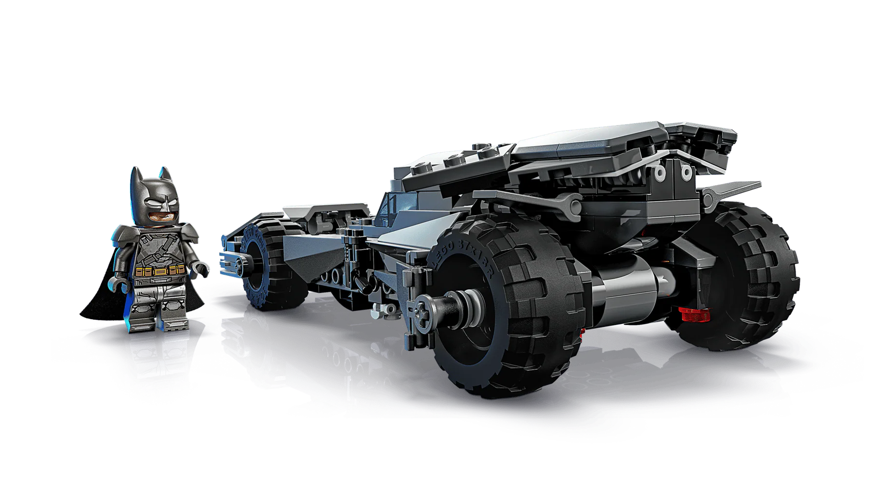 Batmobile aus LEGO: langes graues Fahrzeug mit großen Reifen und Aufsatz, seitlich
