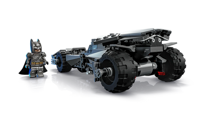 Batmobile aus LEGO: langes graues Fahrzeug mit großen Reifen und Aufsatz, seitlich