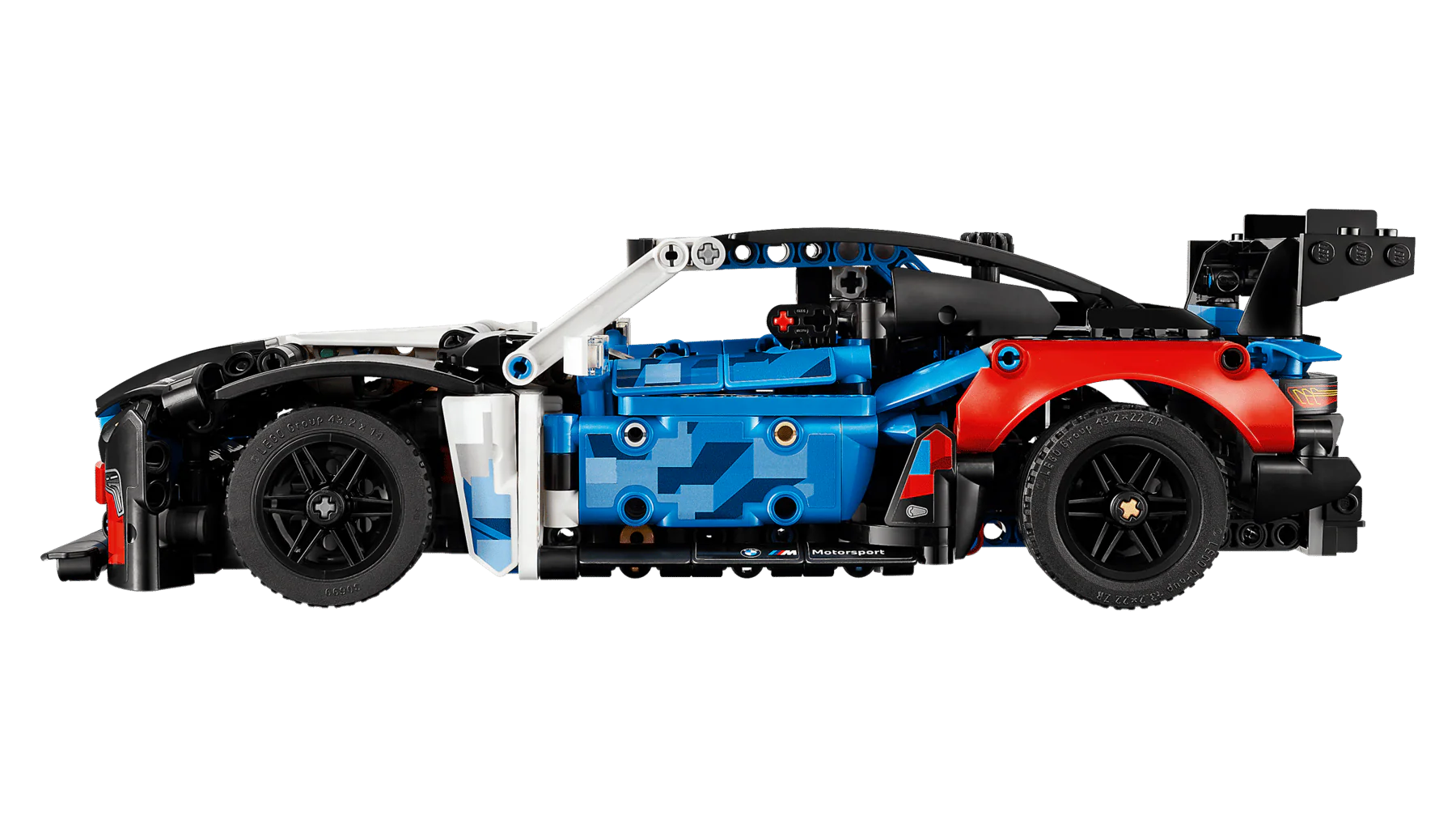 Seitenansicht: BMW M4 GT3 Evo Rennwagen, blau-weiß mit rotem Bogen am Kotflügel