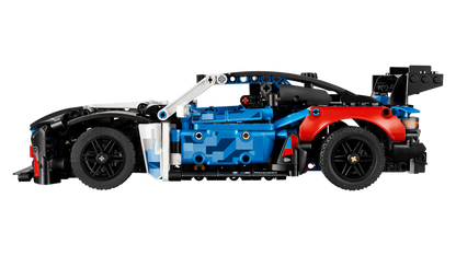 Seitenansicht: BMW M4 GT3 Evo Rennwagen, blau-weiß mit rotem Bogen am Kotflügel