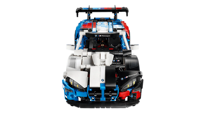 Frontansicht: BMW M4 GT3 Evo Rennwagen, weiße Front, blaue Karosserie, schwarze Lufteinlässe