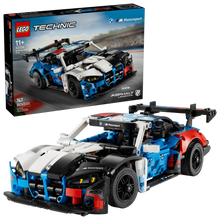 LEGO BMW M4 GT3 Evo Rennwagen, blau-weiß, rotes Heck, schwarzer Frontflügel