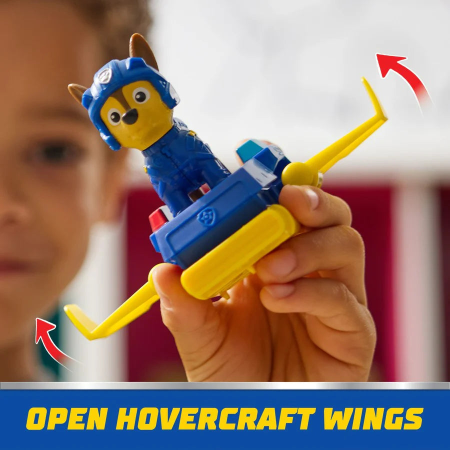 Blauer Paw Patrol Action Pup auf Hovercraft-Wings-Spielzeug, Hand hält das Fahrzeug