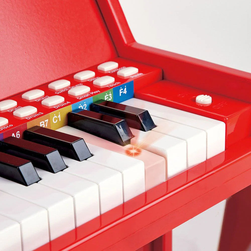 Klavier mit weißen Tasten, schwarzen Tasten und leuchtender Taste auf dem Keyboard