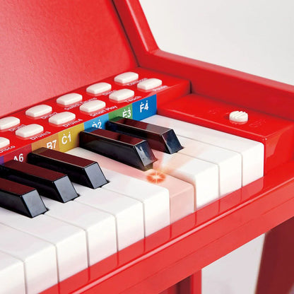 Klavier mit weißen Tasten, schwarzen Tasten und leuchtender Taste auf dem Keyboard