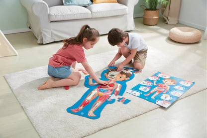 Großes Körper-Puzzle aus Holz mit Einzelteilen und Poster auf Spielunterlage