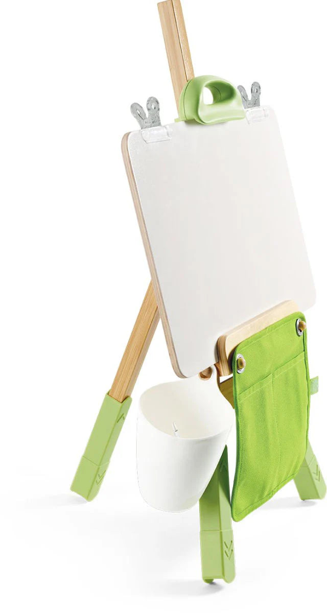 Portable bamboo easel Seitenansicht mit grünem Fach, Holzbeinen und Becher