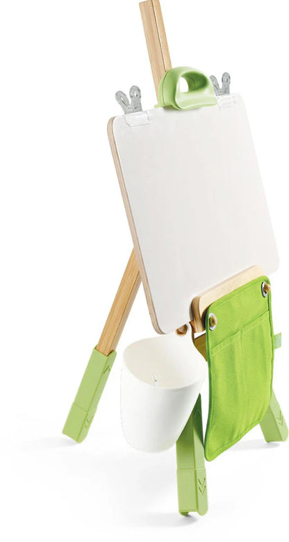 Portable bamboo easel Seitenansicht mit grünem Fach, Holzbeinen und Becher