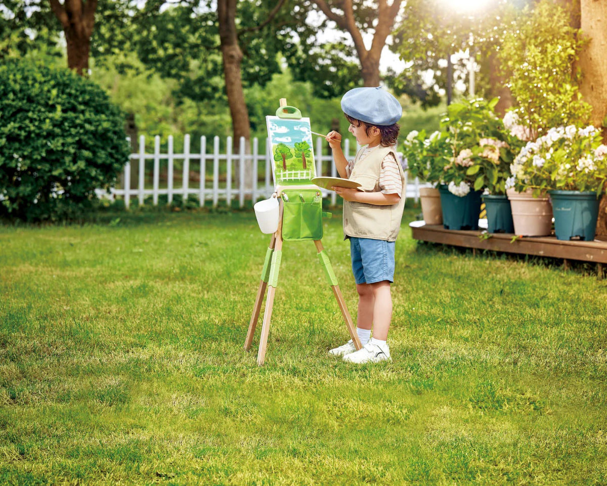 Portable bamboo easel im Garten mit grüner Ablage und weißer Tafel