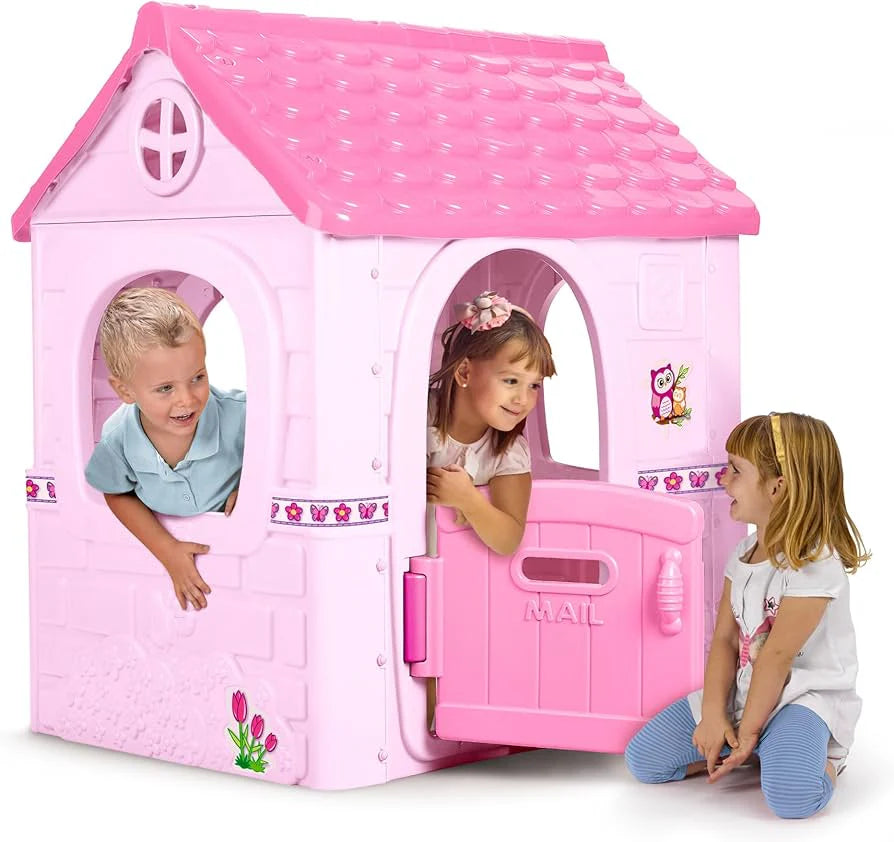 Roze speelhuis met ronde ramen en brievenbus; kinderen spelen voor de ingang