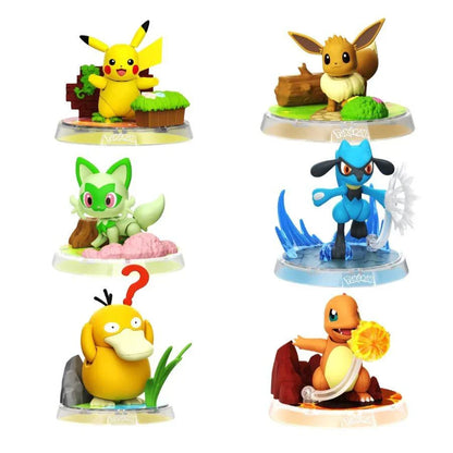 Sprigatito y otras mini figuras Pokémon sobre peanas transparentes