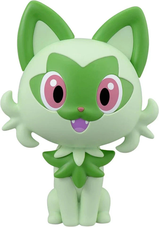 Sprigatito: figura verde y crema, orejas grandes, ojos rosas y mejillas sonrosadas