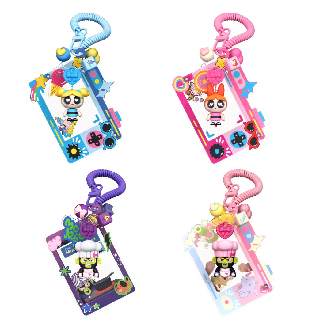 4 Figuren-Anhänger aus der Blind Box auf Karten: blau, rosa, lila, pink