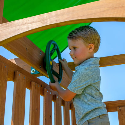Nahaufnahme: Kind greift die Leiter des Holzspielsets an