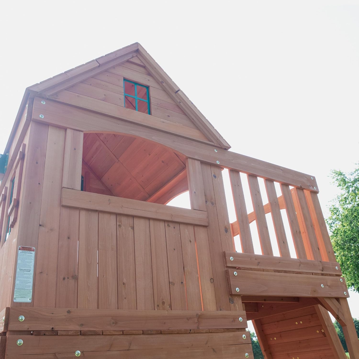 Nahansicht Holz-Spielturm mit Dachgiebel und Fensterelement, Treppenbereich darunter
