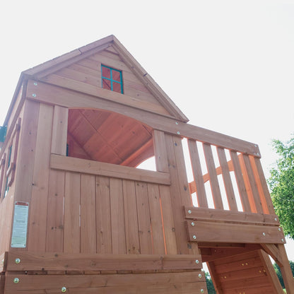 Nahansicht Holz-Spielturm mit Dachgiebel und Fensterelement, Treppenbereich darunter