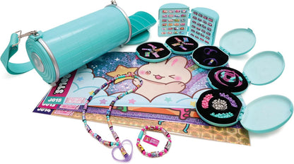 Sticker-Bastel-Set: Rolluxe Case, Mini-Fächer, Armbänder und Kordeln auf Unterlage