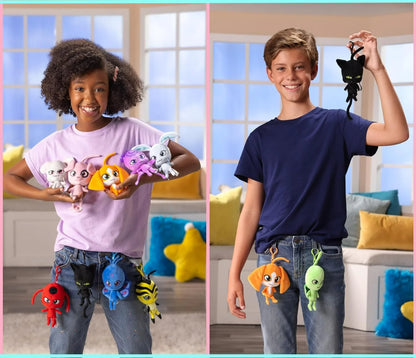 Miraculous Ladybug Assorted Plüschfiguren zum Anhängen, von Kindern gehalten