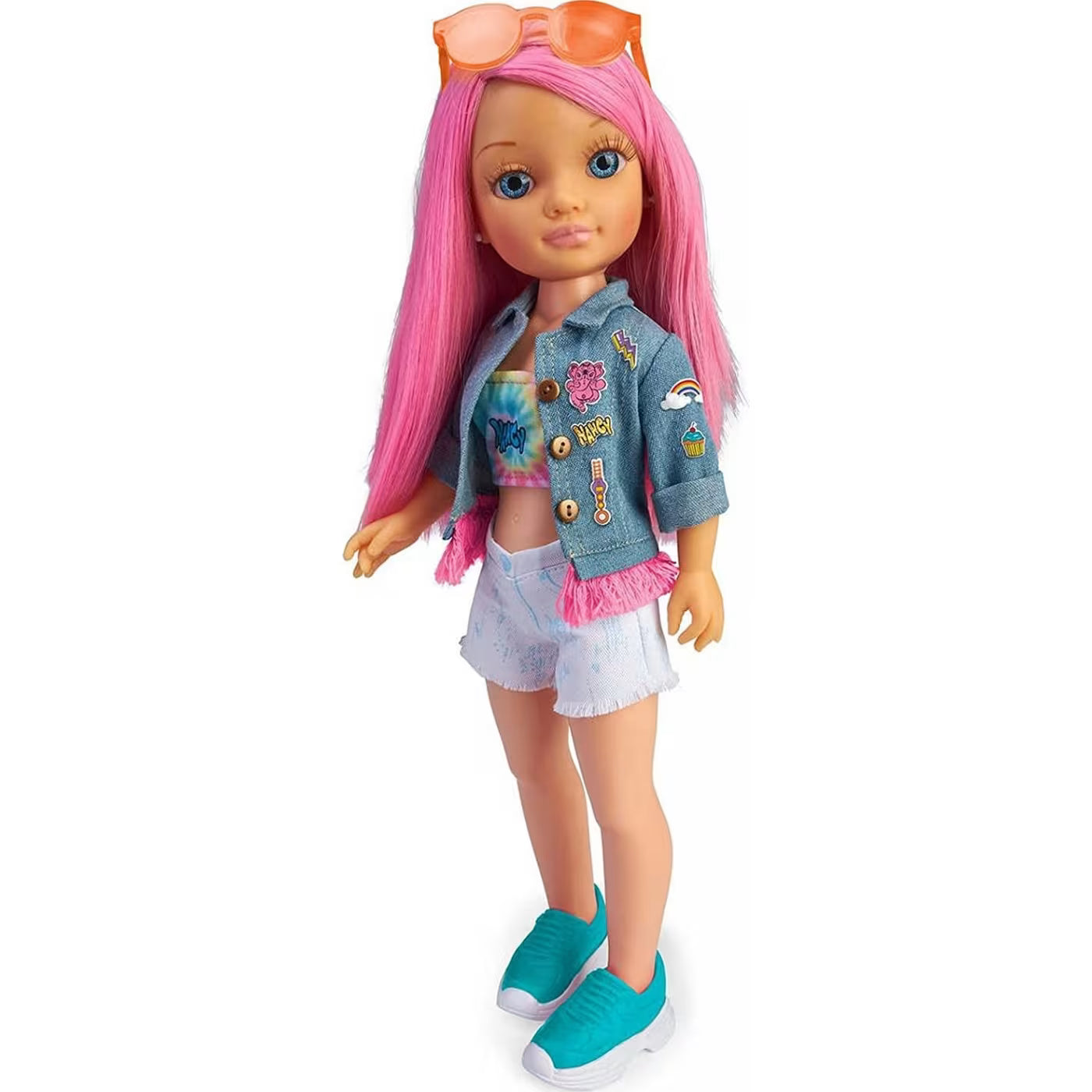 Muñeca Nancy con pelo rosa largo, chaqueta vaquera azul con parches y shorts claros
