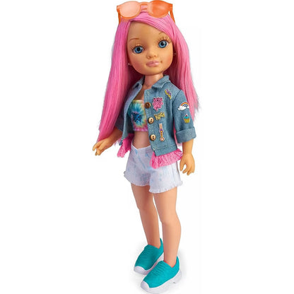 Muñeca Nancy con pelo rosa largo, chaqueta vaquera azul con parches y shorts claros