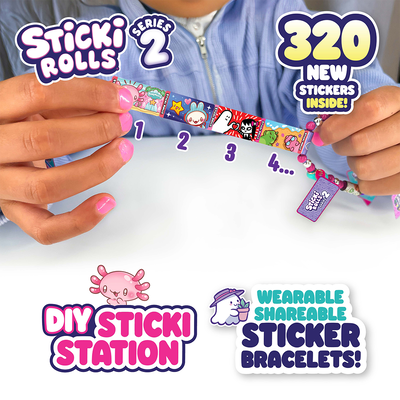 Hände legen Sticki Rolls 2 Sticker-Armbandstreifen an ein tragbares Schmuckstück