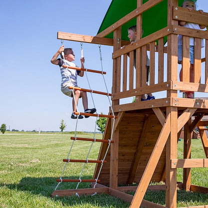 Schaukelbereich am Holzspielset mit zwei Kindern auf orangefarbener Leiter-Schaukel