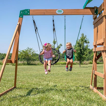 Schaukel über dem Holzspielset: zwei Rundschaukelsitze unter der Plattform