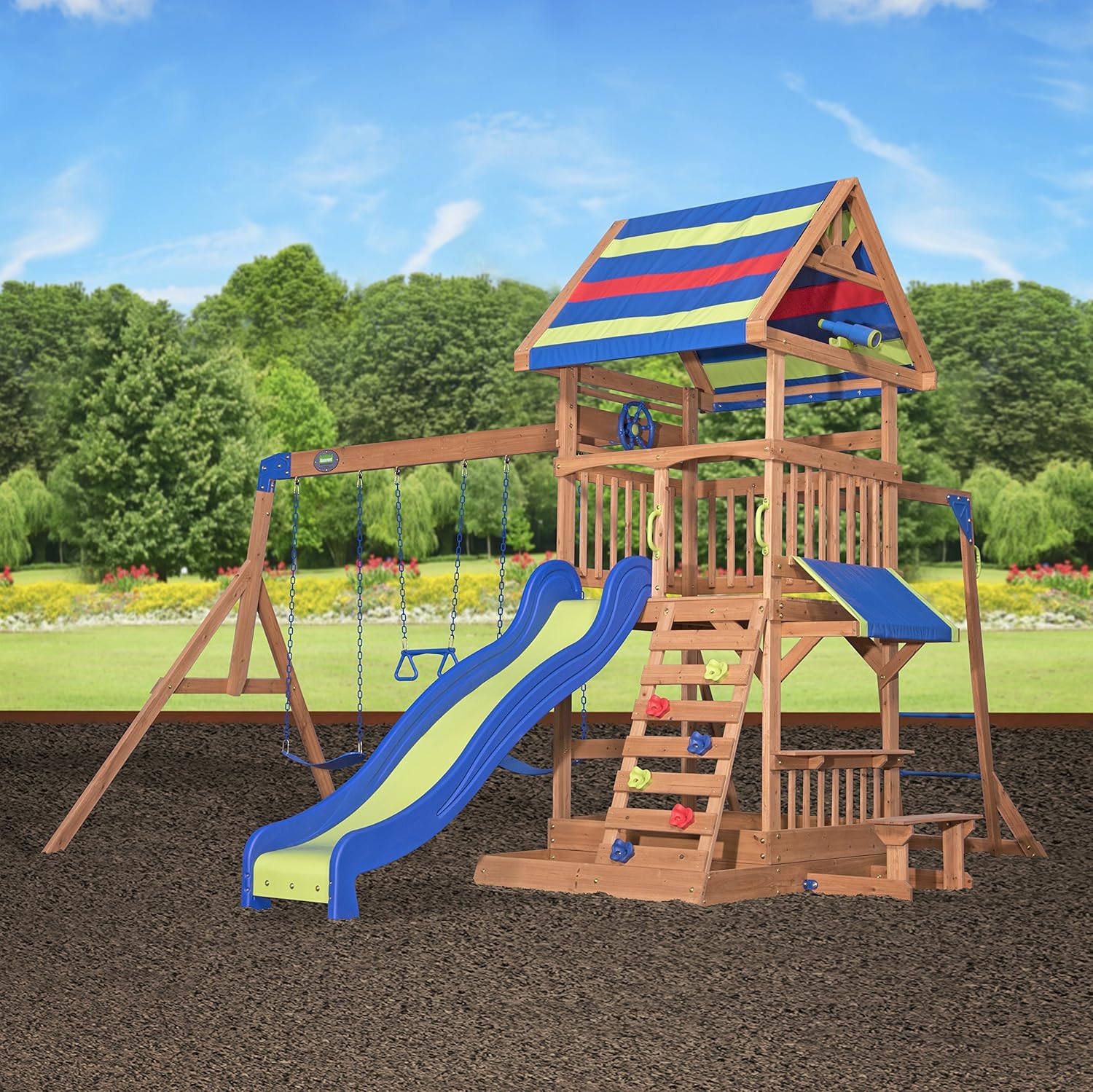 Holz-Spielset im Garten: Rutsche, Hängeschaukeln und Plattform mit Dach