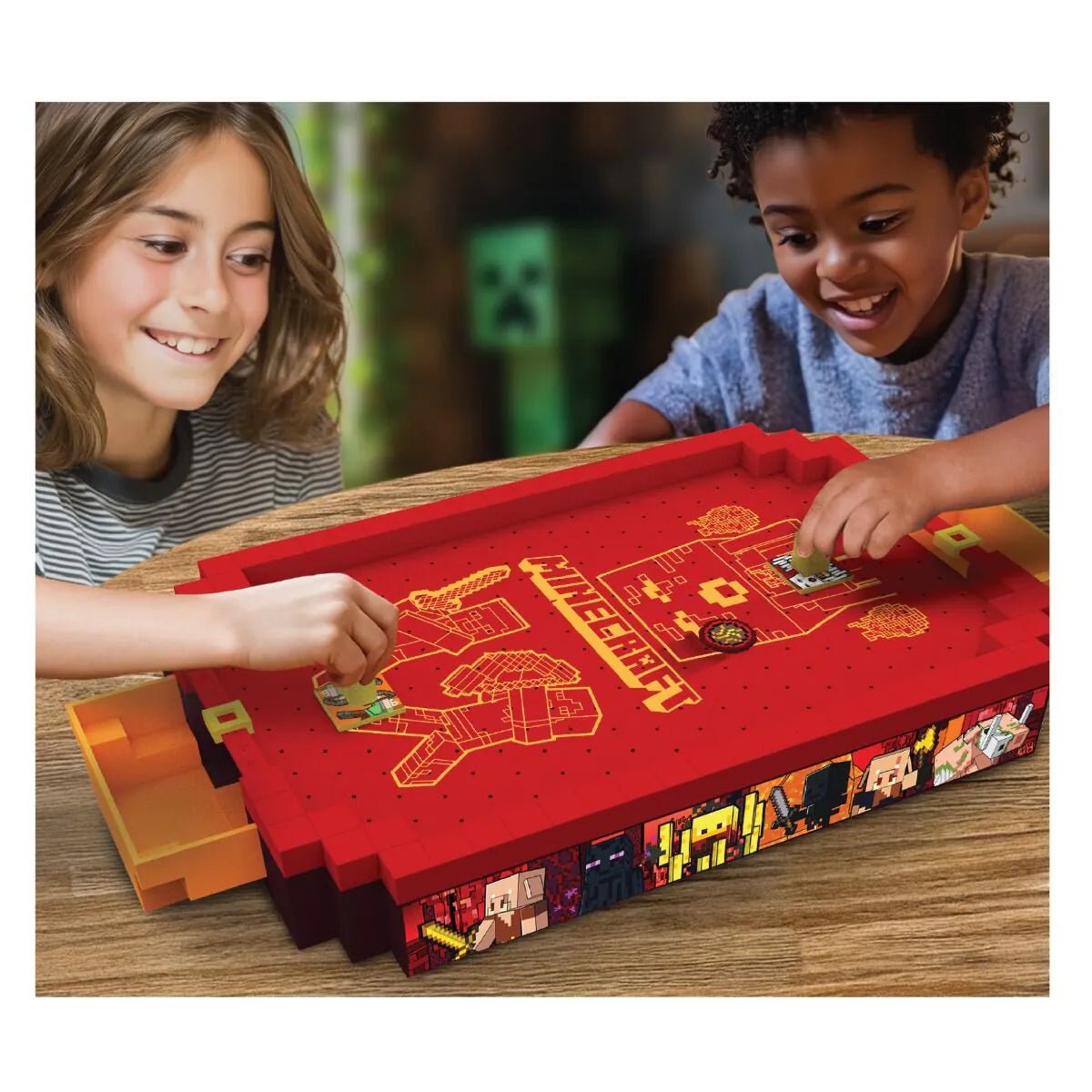 Minecraft Arcade Air Hockey Tischspiel mit rotem Spielfeld und Schlägern in Kinderhänden