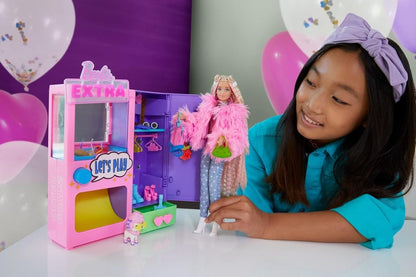 Puppenensemble: Barbie Figur mit pinkem Federumhang und Extra Playset