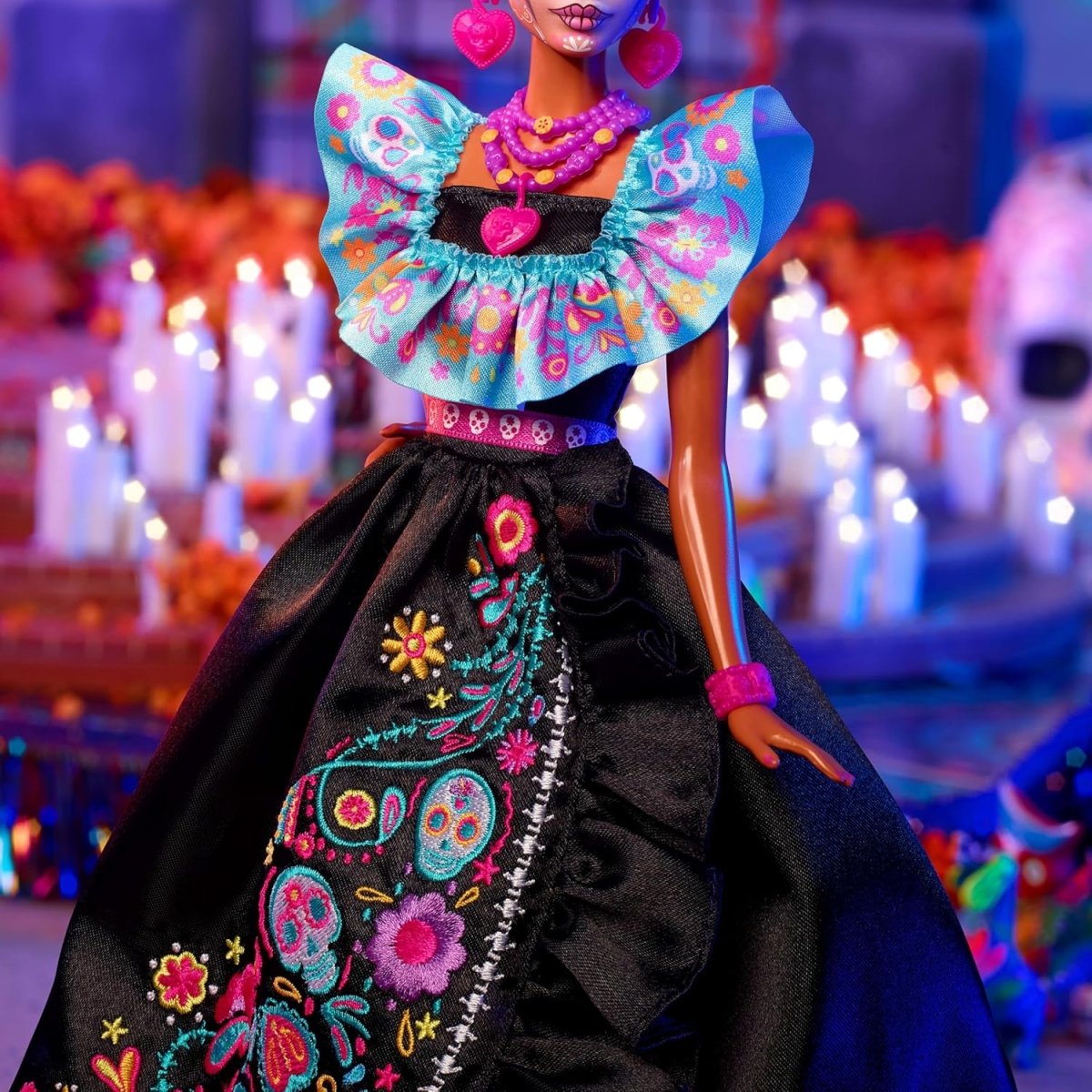 Primer plano del torso: corsé negro y moño turquesa con perlas, collar rosa y bordado.