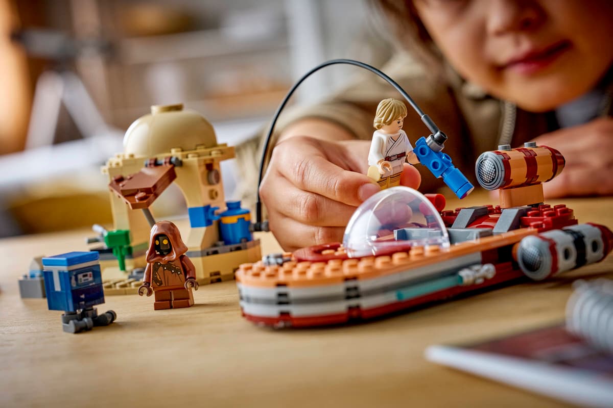 Luke's Landspeeder LEGO scene with minifigures and clear cockpit dome