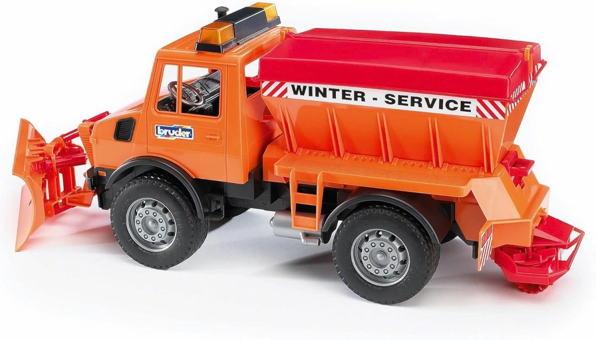 Unimog Winterdienst-Fahrzeug mit Schneepflug und roter Streugutbox