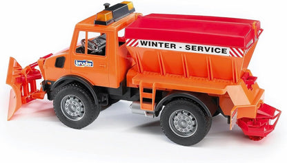 Unimog Winterdienst-Fahrzeug mit Schneepflug und roter Streugutbox
