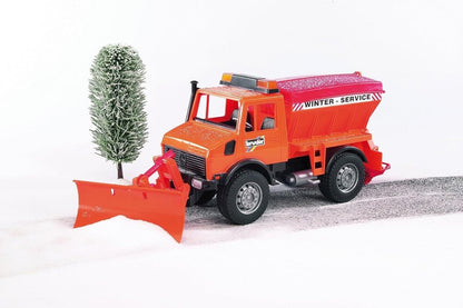 Unimog Winter-Service mit rotem Kipperaufbau, Allrad und angebautem Schneepflug