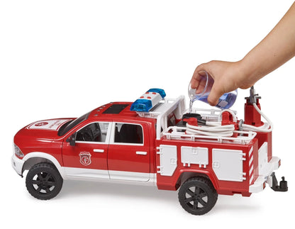 Rot-weißes Feuerwehrauto-Toy mit Ladeflächen-Ausrüstung und blauen Blaulichtern