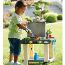 Kinder am Barbecue-Set: Grill mit Zubehör und aufklappbarer Abdeckung