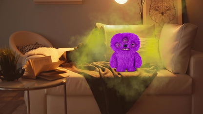 Lila Alien-Plüsch mit langem Fellflor, sitzend, drei Augen im Gesicht
