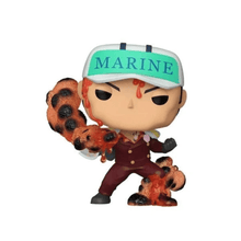 Vinylfigur „Sakazuki“ mit „MARINE“-Stirnband, dunkelrotem Outfit und orange-schwarzem Begleiter